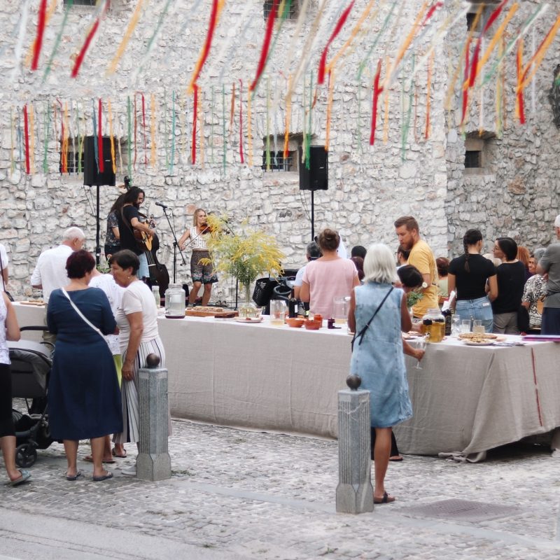 Zaključni dogodek festivala Pisana Loka: Skupna miza in koncert zasedbe Motovilc
